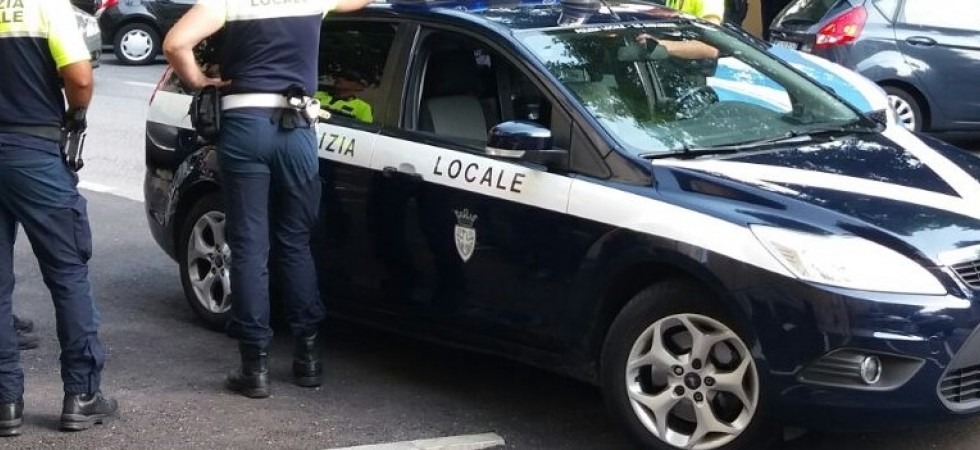 Non si ferma all'alt dei vigili e si dà alla fuga